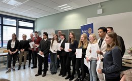 Glückliche Gesichter bei den jungen Teilnehmerinnen und Teilnehmern, und der Jury